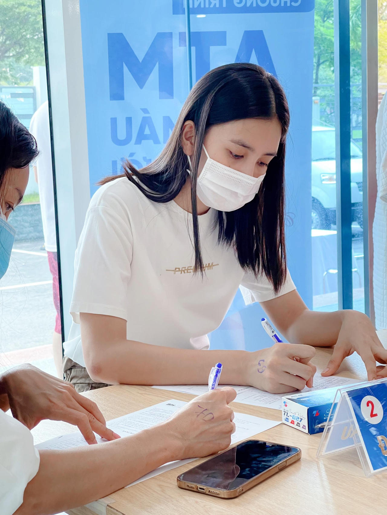 Tiểu Vy, Phương Anh năng nổ hưởng ứng 'ATM hiến máu cứu người'