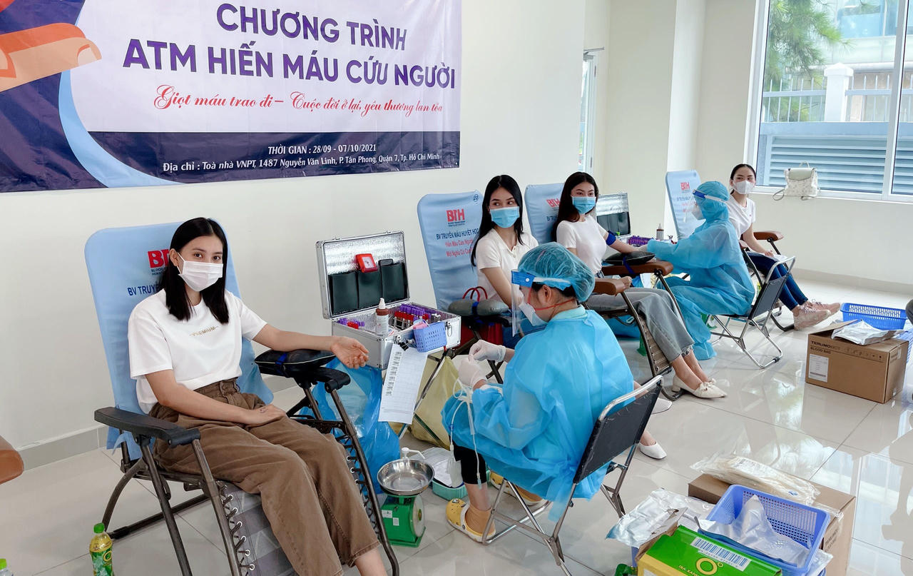 Tiểu Vy, Phương Anh năng nổ hưởng ứng 'ATM hiến máu cứu người'