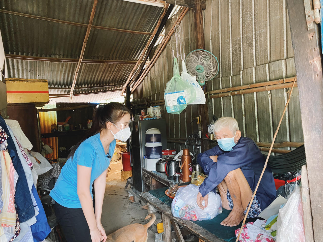 Hoa hậu Đỗ Thị Hà san sẻ khó khăn mùa dịch với người dân khó khăn