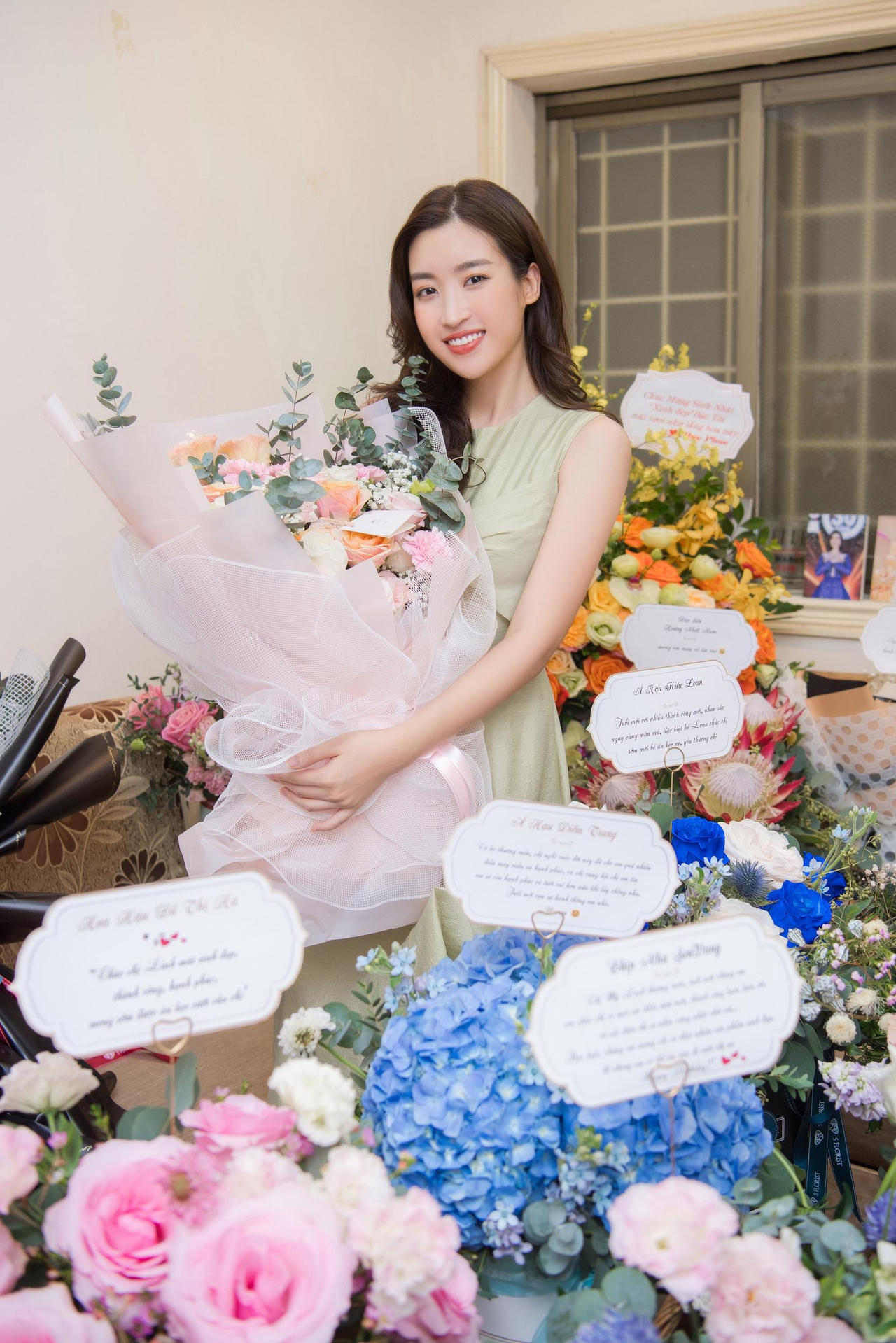 Hoa hậu Đỗ Mỹ Linh rạng rỡ đón tuổi 25 