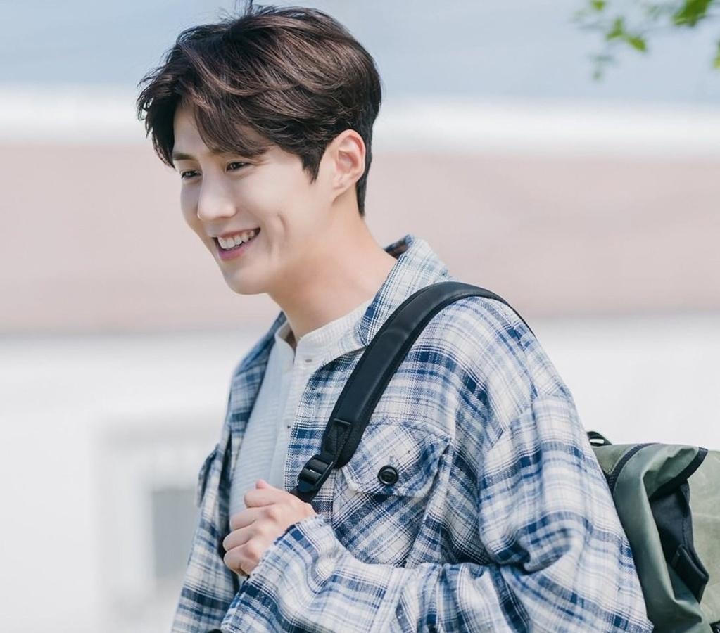 Bê bối tình ái chấm dứt sự nghiệp của Kim Seon Ho - "nam thần má lúm" xứ Hàn