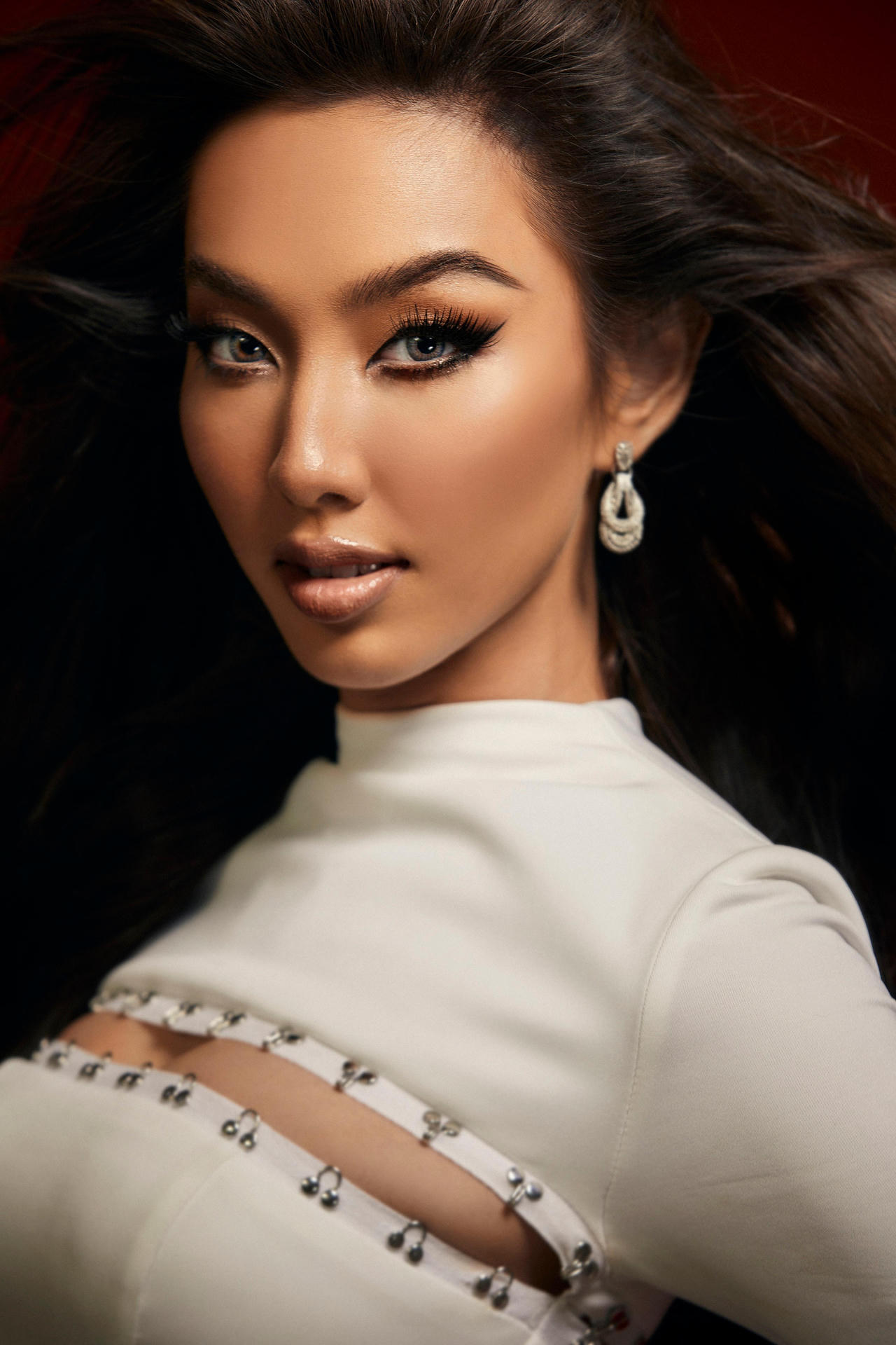 Miss Grand Vietnam Thùy Tiên tung bộ ảnh "lột xác" 180 độ