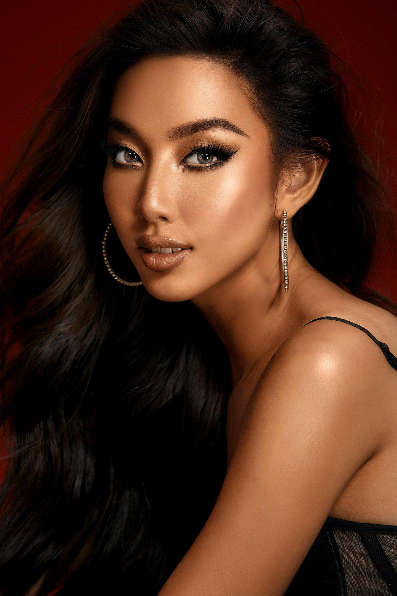 Miss Grand Vietnam Thùy Tiên tung bộ ảnh "lột xác" 180 độ