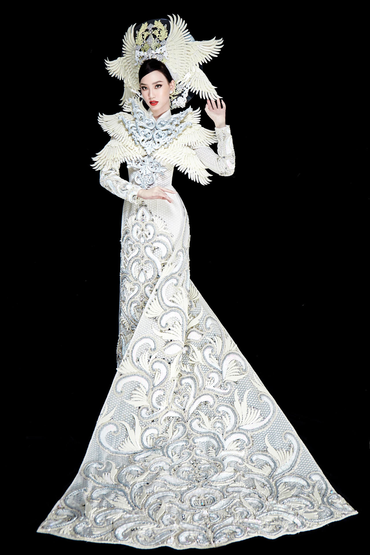 Trần Hoàng Ái Nhi rạng rỡ trong "Phượng hoàng" ở đêm thi trang phục dân tộc tại Hoa hậu Liên lục địa 