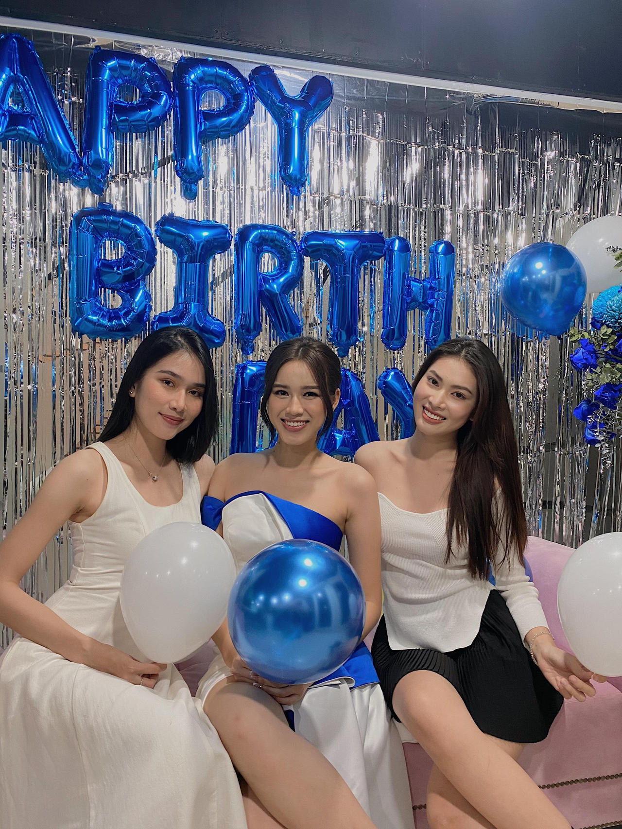 Đỗ Thị Hà đón sinh nhật muộn bên Tiểu Vy, Phương Anh