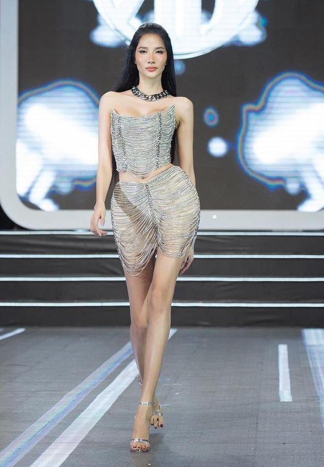 Minh Tú, Hoàng Thùy khoe dáng nóng bỏng trên sàn catwalk