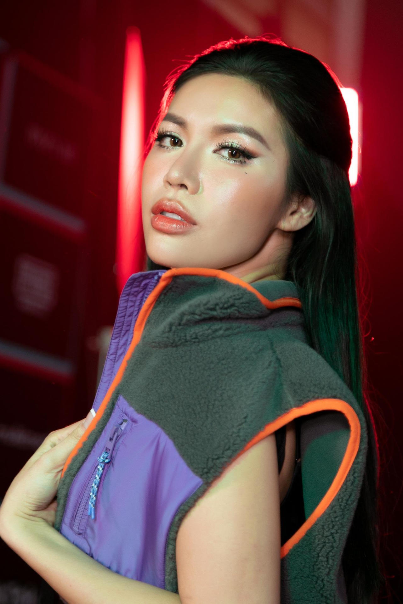 Minh Tú, Hoàng Thùy khoe dáng nóng bỏng trên sàn catwalk