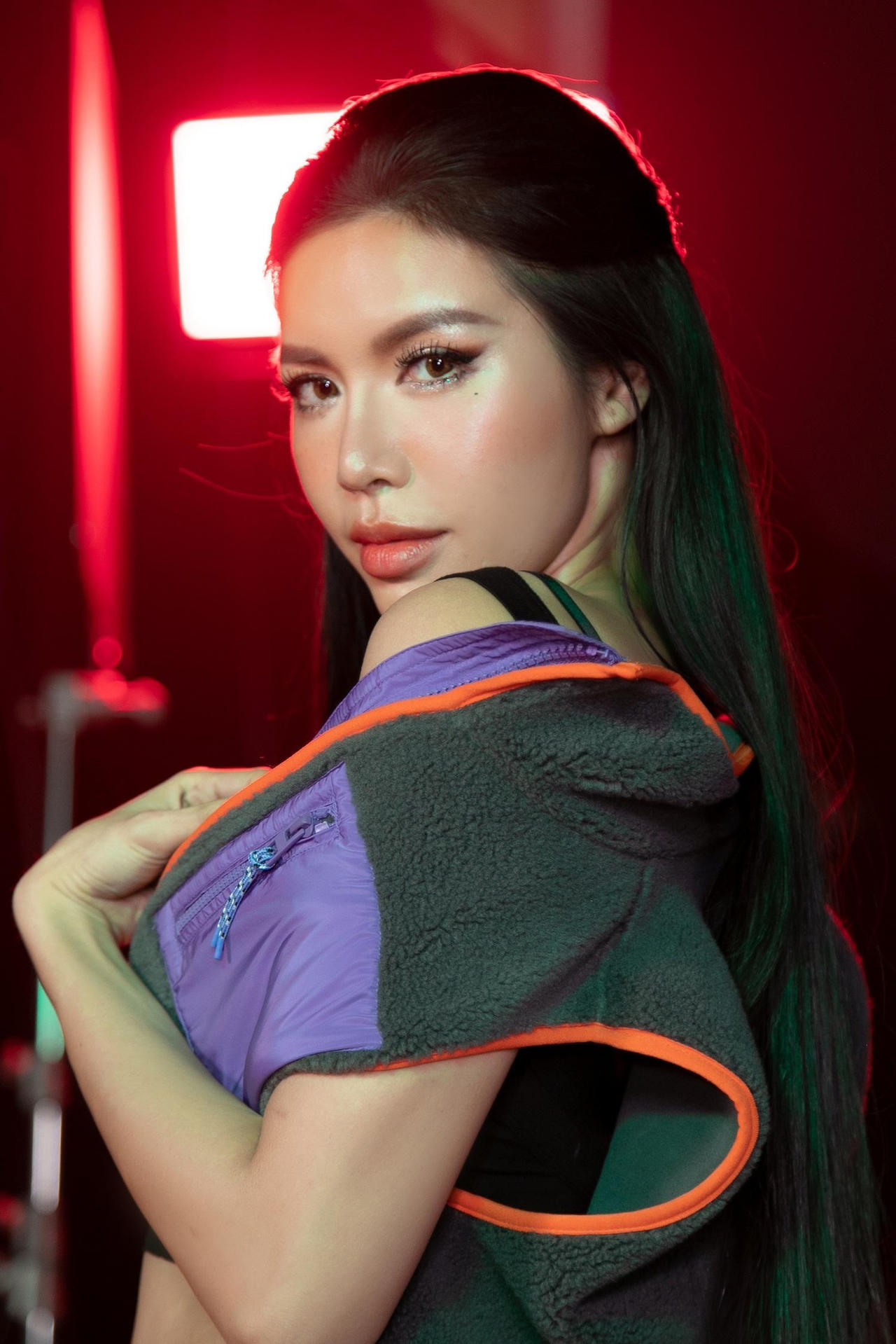 Minh Tú, Hoàng Thùy khoe dáng nóng bỏng trên sàn catwalk