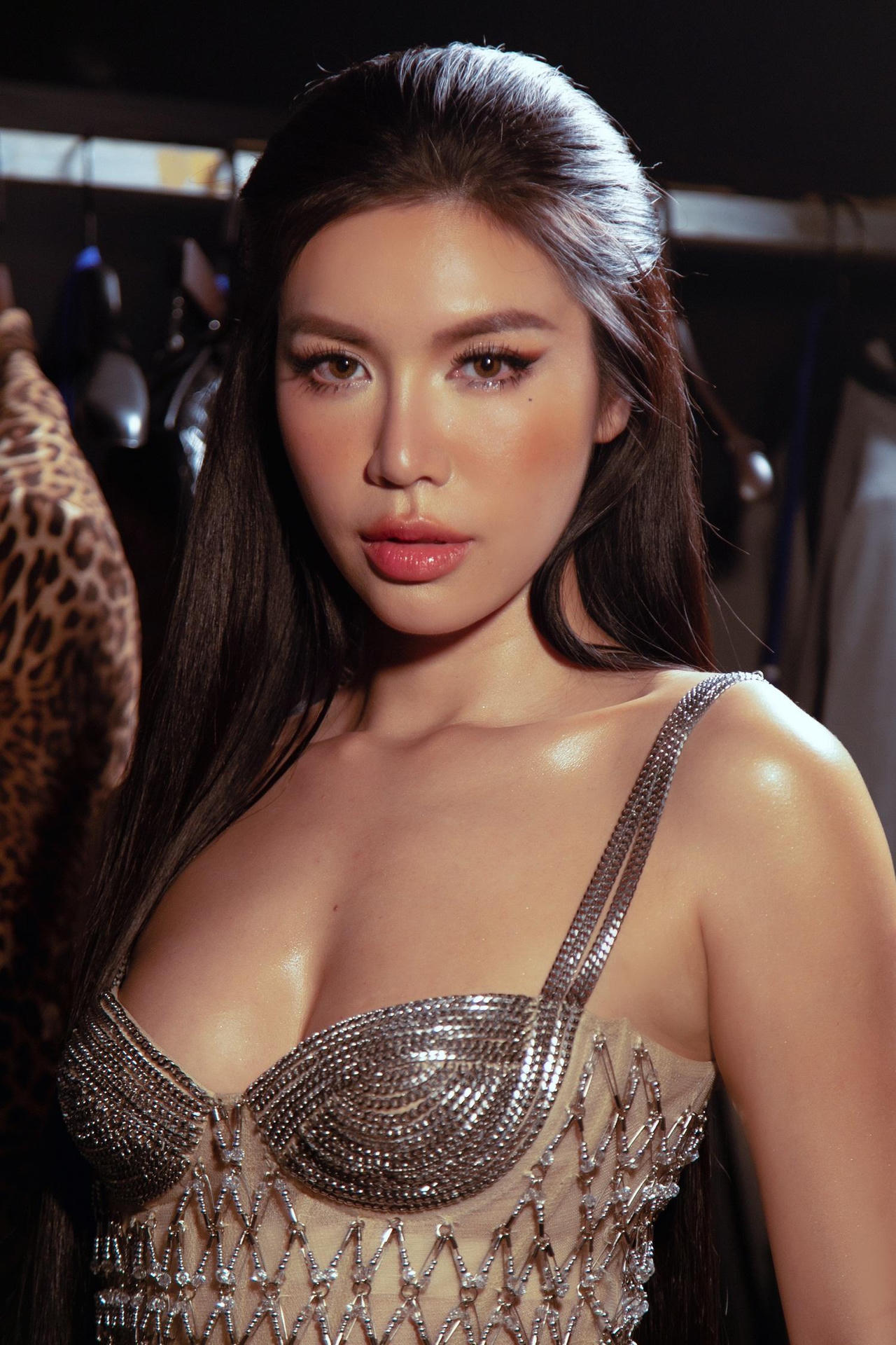 Minh Tú, Hoàng Thùy khoe dáng nóng bỏng trên sàn catwalk