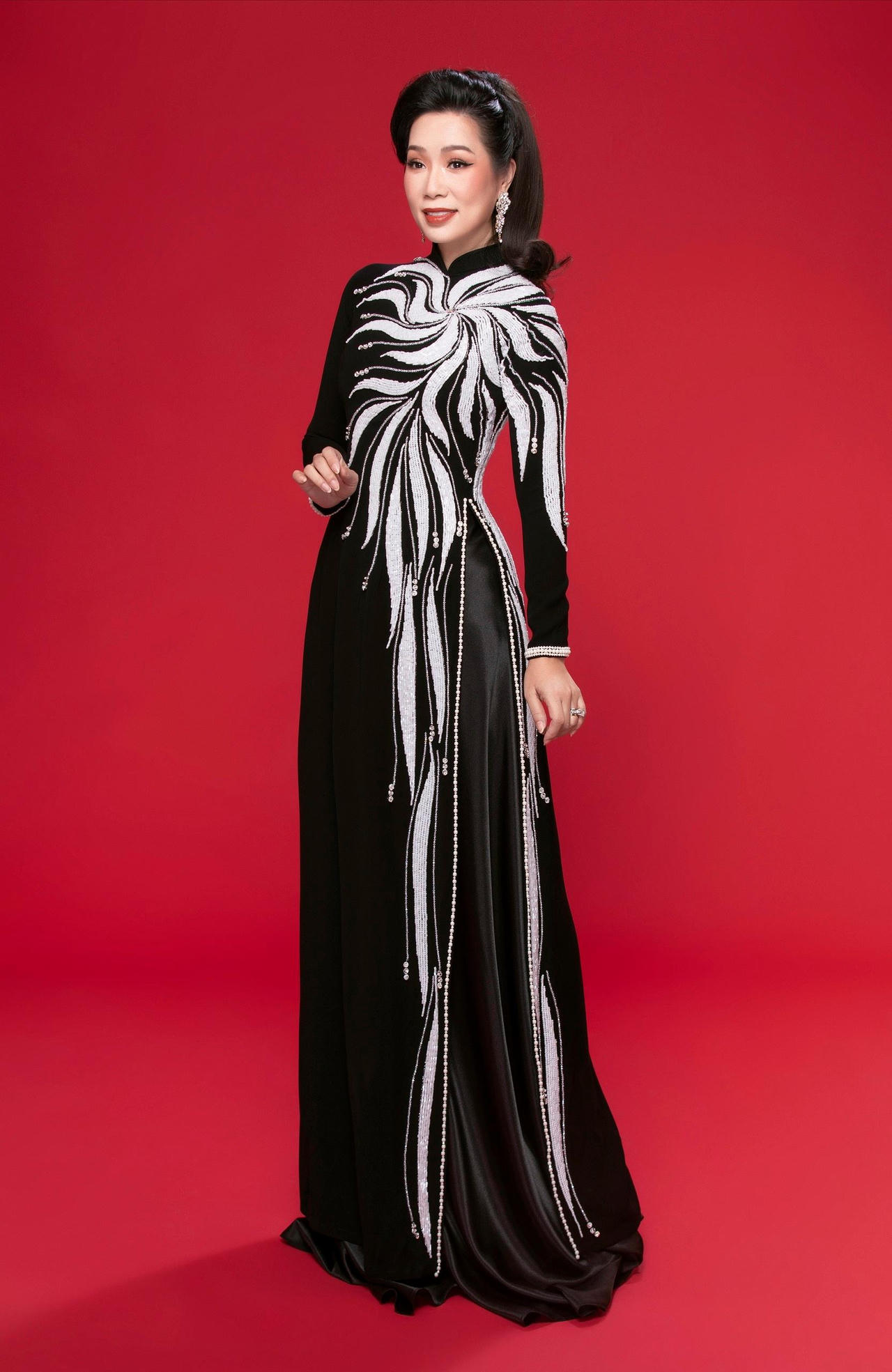 Trịnh Kim Chi: “Tôi biết chồng và con chịu nhiều thiệt thòi khi mình là người nổi tiếng"