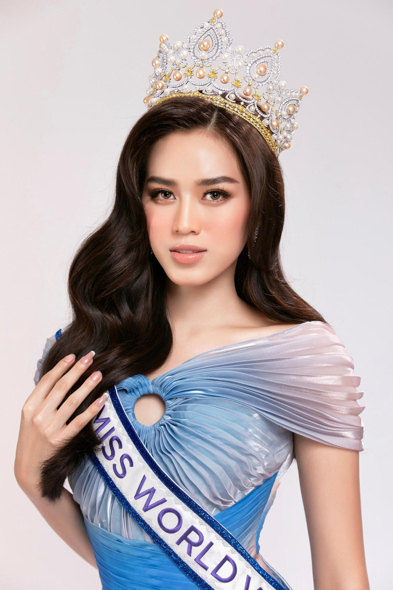 Hoa hậu Đỗ Thị Hà khoe chân dài 1m11 trong bộ ảnh dự thi Miss World 2021