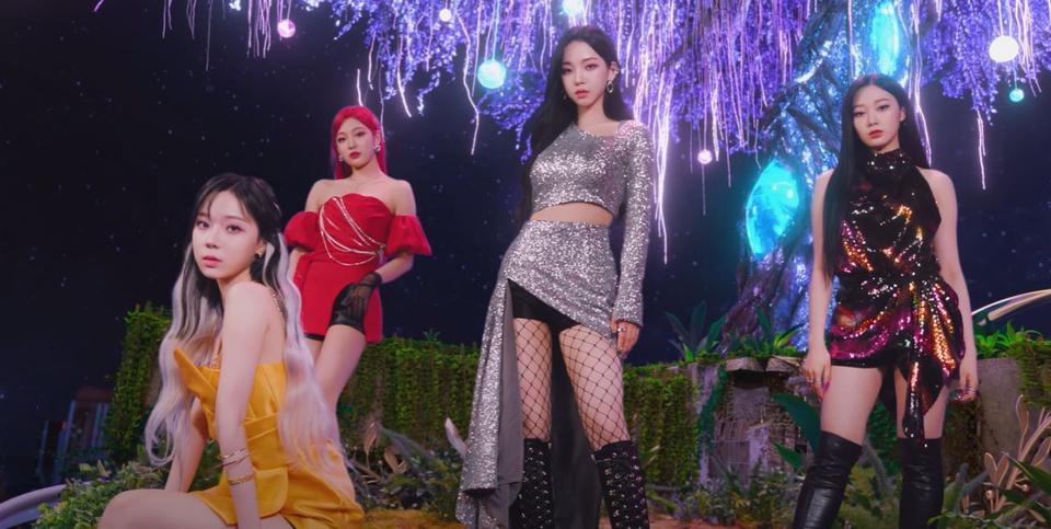 Aespa vượt mặt TWICE, trở thành nhóm nữ Kpop bán album chạy nhất năm 2021