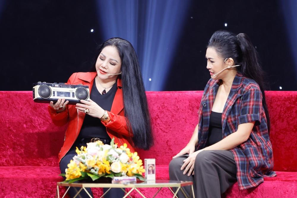 "Nữ hoàng nhạc rock" Ngọc Ánh tự hào với chiếc máy cassette 7 chỉ vàng 