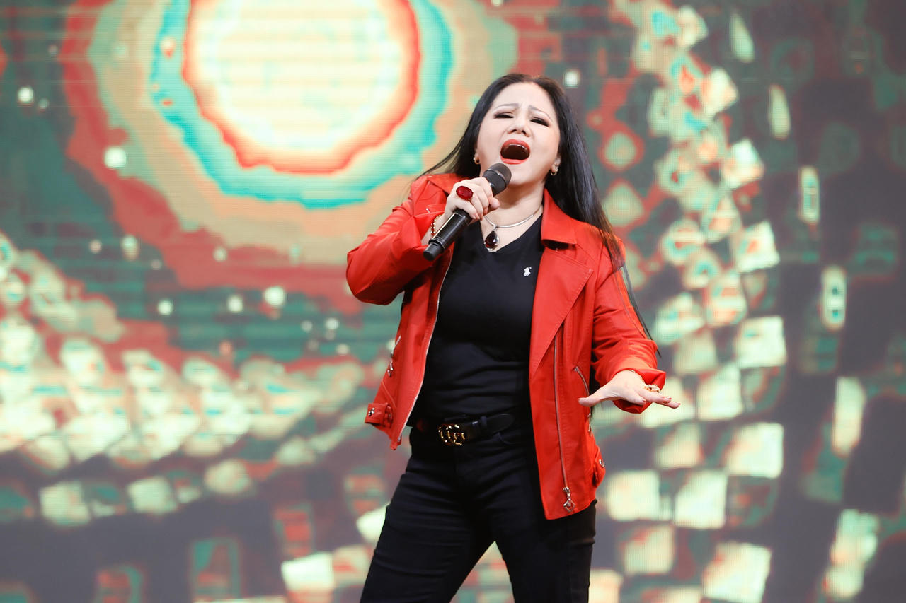 "Nữ hoàng nhạc rock" Ngọc Ánh tự hào với chiếc máy cassette 7 chỉ vàng 