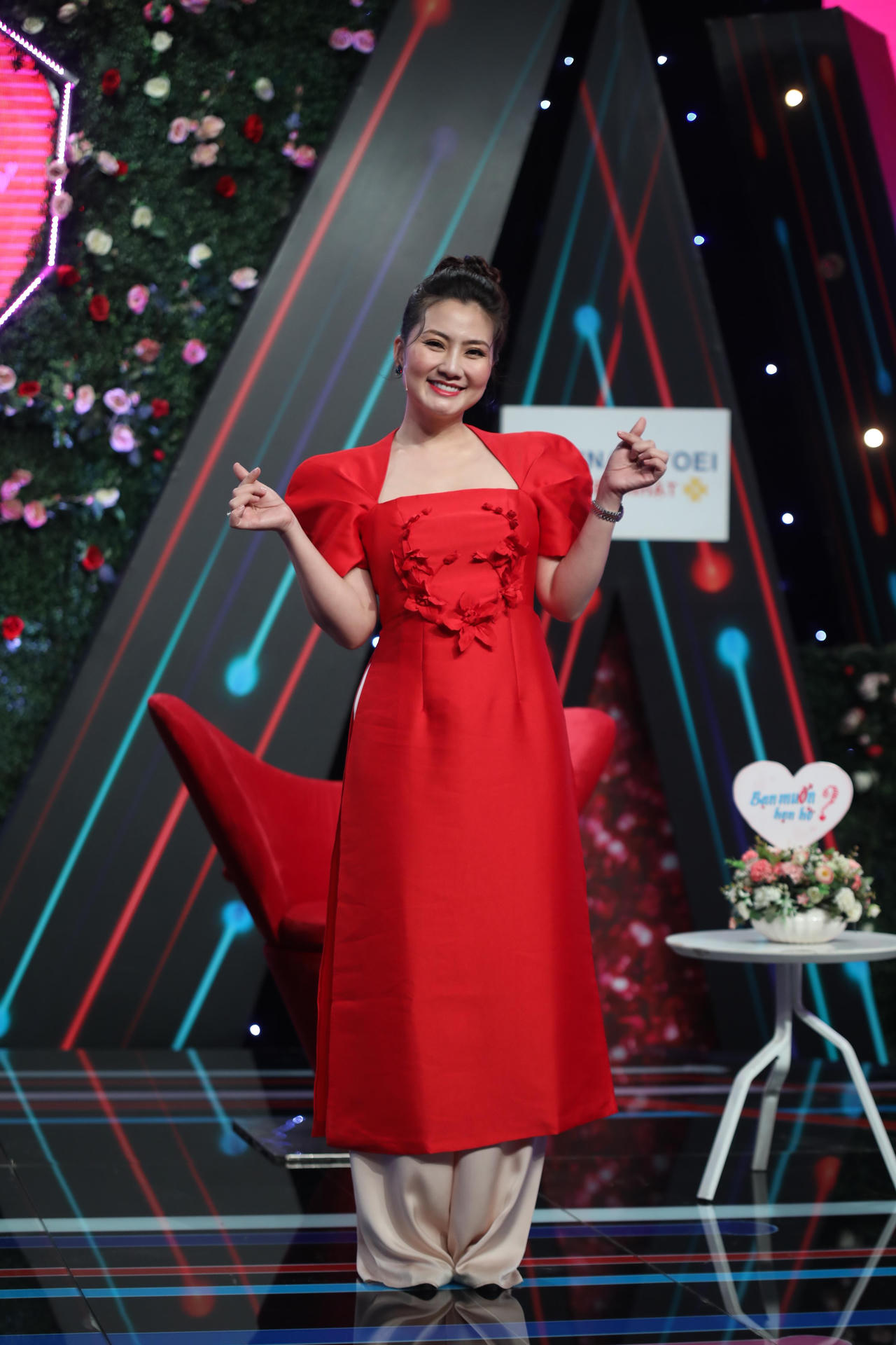 Quyền Linh hé lộ hậu trường, NSND Hồng Vân động viên Ngọc Lan khi dẫn “Bạn muốn hẹn hò”