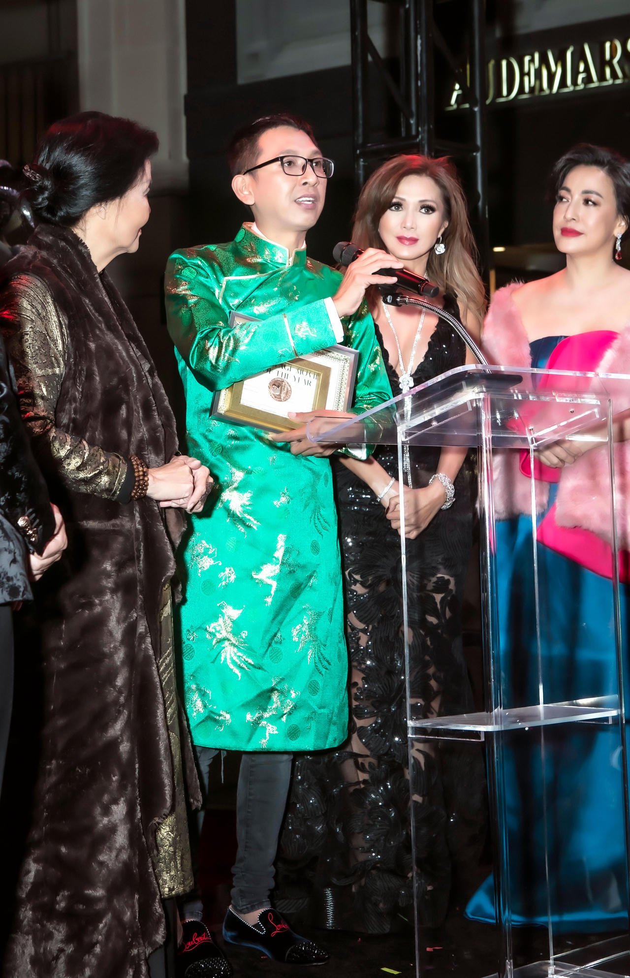 Huỳnh Tuấn Anh - Nguyễn Hồng Nhung đặt chân đến Hollywood với "Phượng khấu"