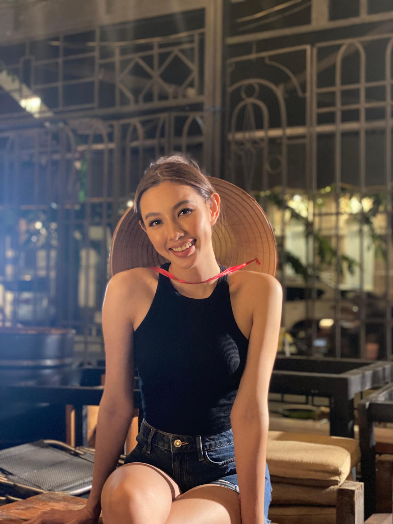 Thùy Tiên giới thiệu món bánh tráng trộn đến Miss Grand International 2021