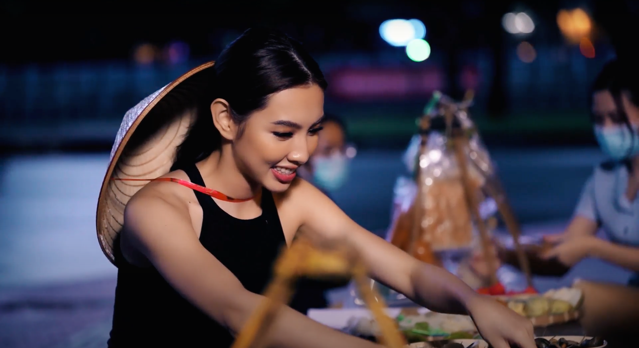 Thùy Tiên giới thiệu món bánh tráng trộn đến Miss Grand International 2021