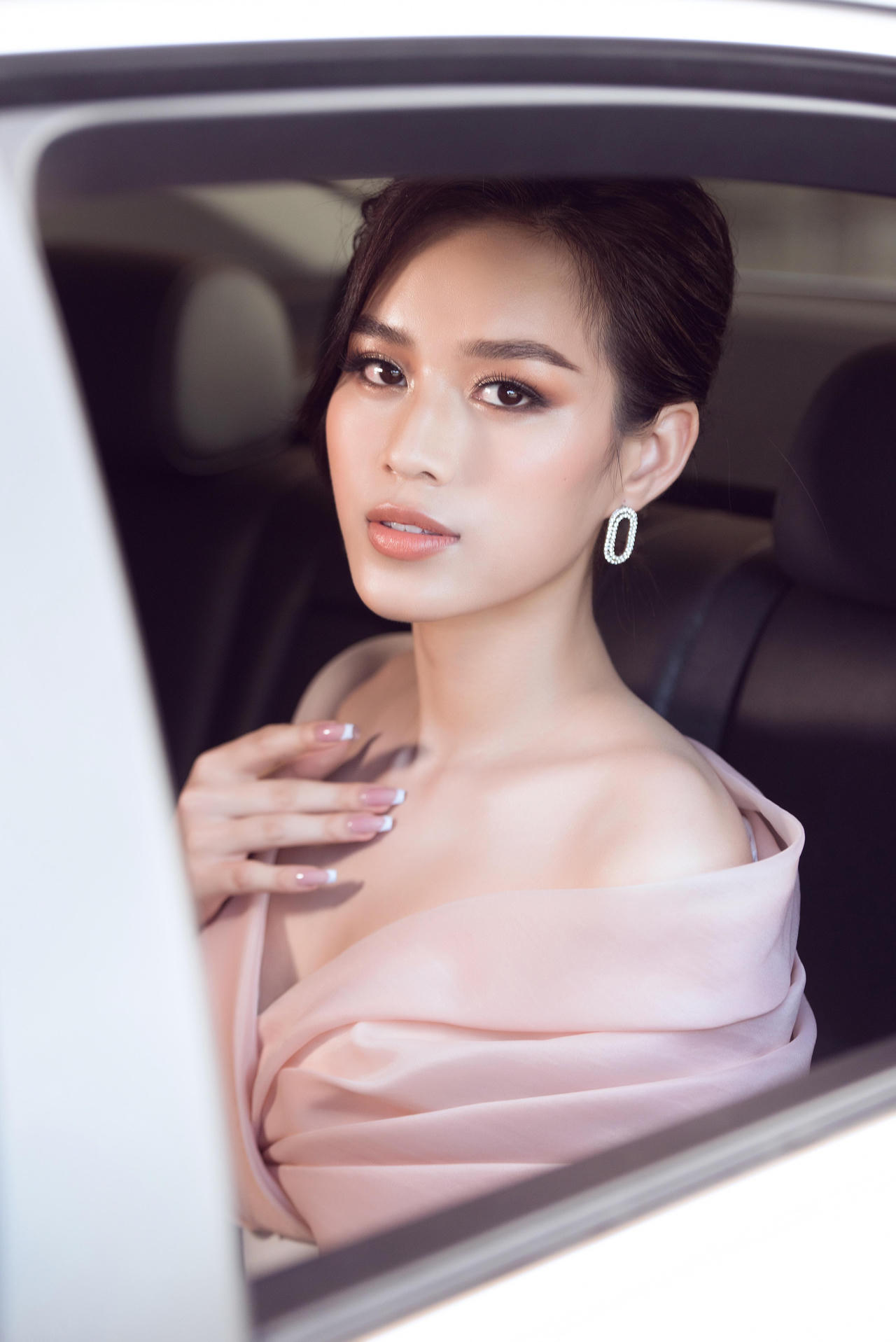 Hoa hậu Đỗ Thị Hà mặc thiết kế khoe chân dài 1m11 tại Top Model Miss World 2021
