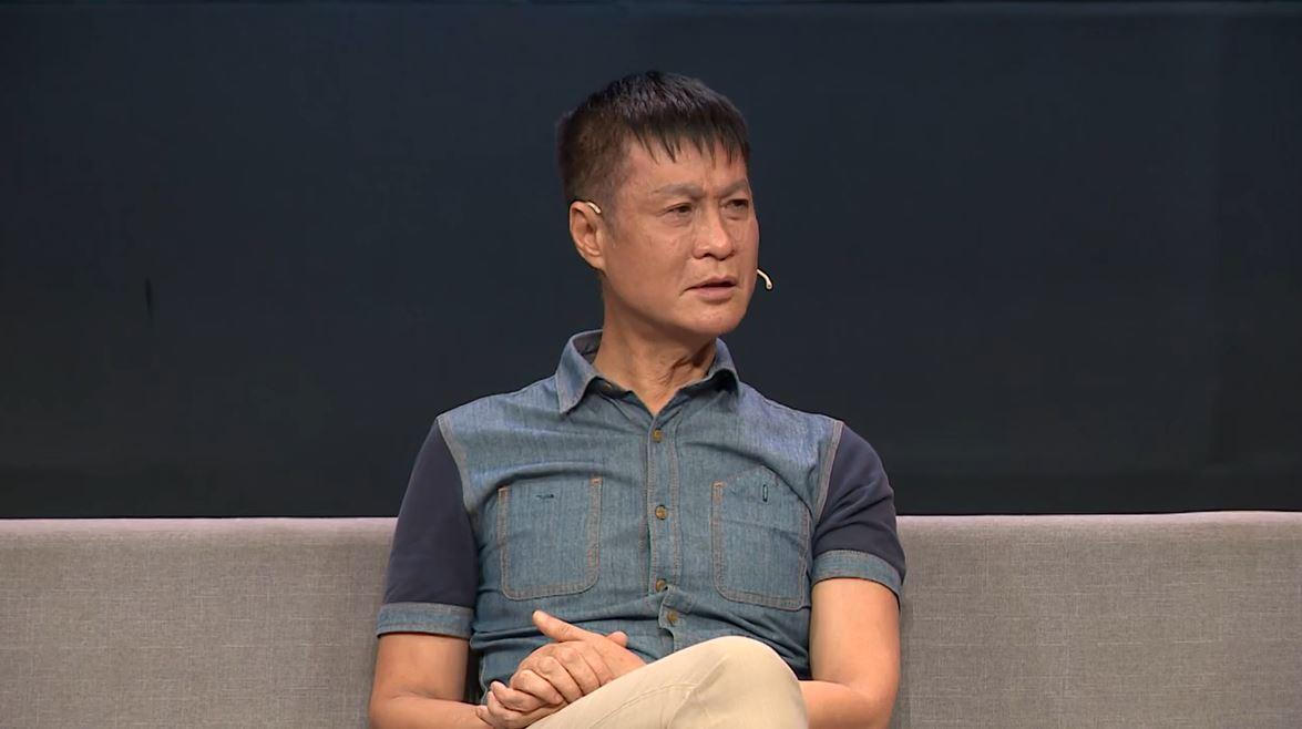 Lê Hoàng kể lại mối tình “gà bông”, đạp xe hàng chục cây số đưa đón bạn gái đi học mỗi ngày