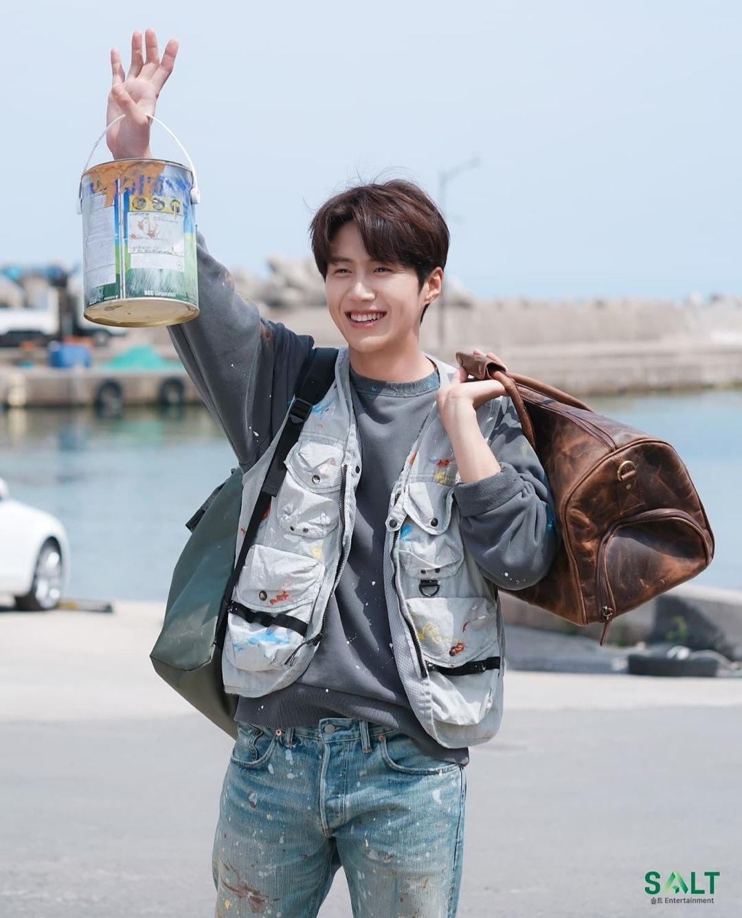 Cú lội ngược dòng của Kim Seon Ho: Đóng phim điện ảnh mới, dẫn đầu hạng mục Nghệ sĩ nổi tiếng của Asia Artist Awards 2021