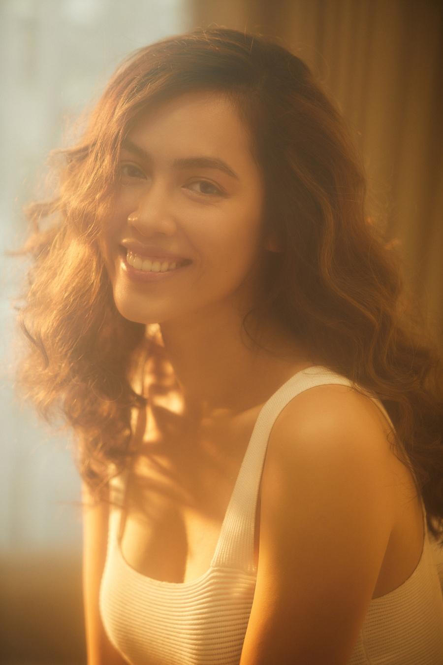 Á hậu Hoàng My rạng rỡ đón tuổi 33 