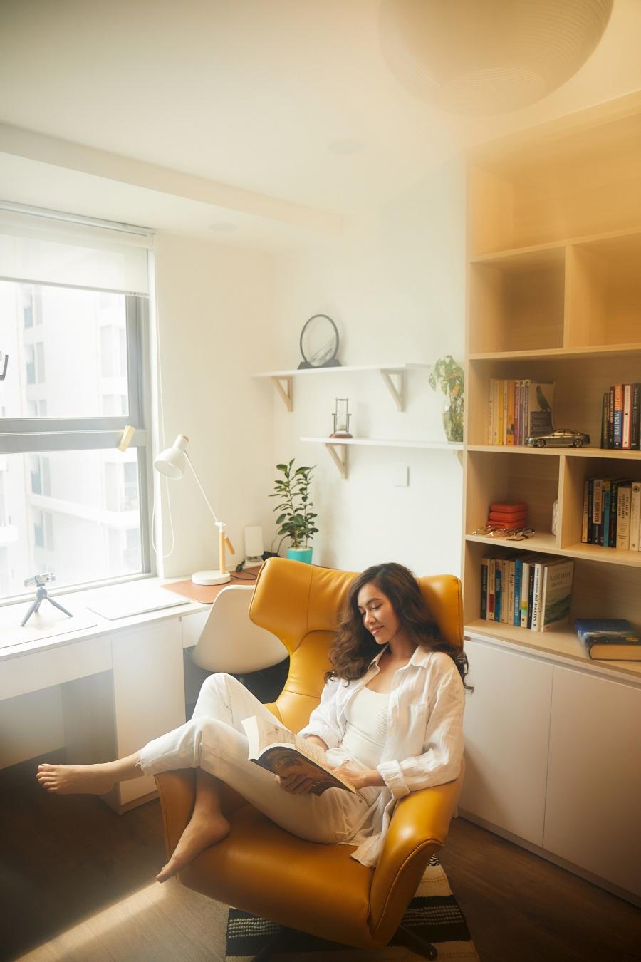 Á hậu Hoàng My rạng rỡ đón tuổi 33 