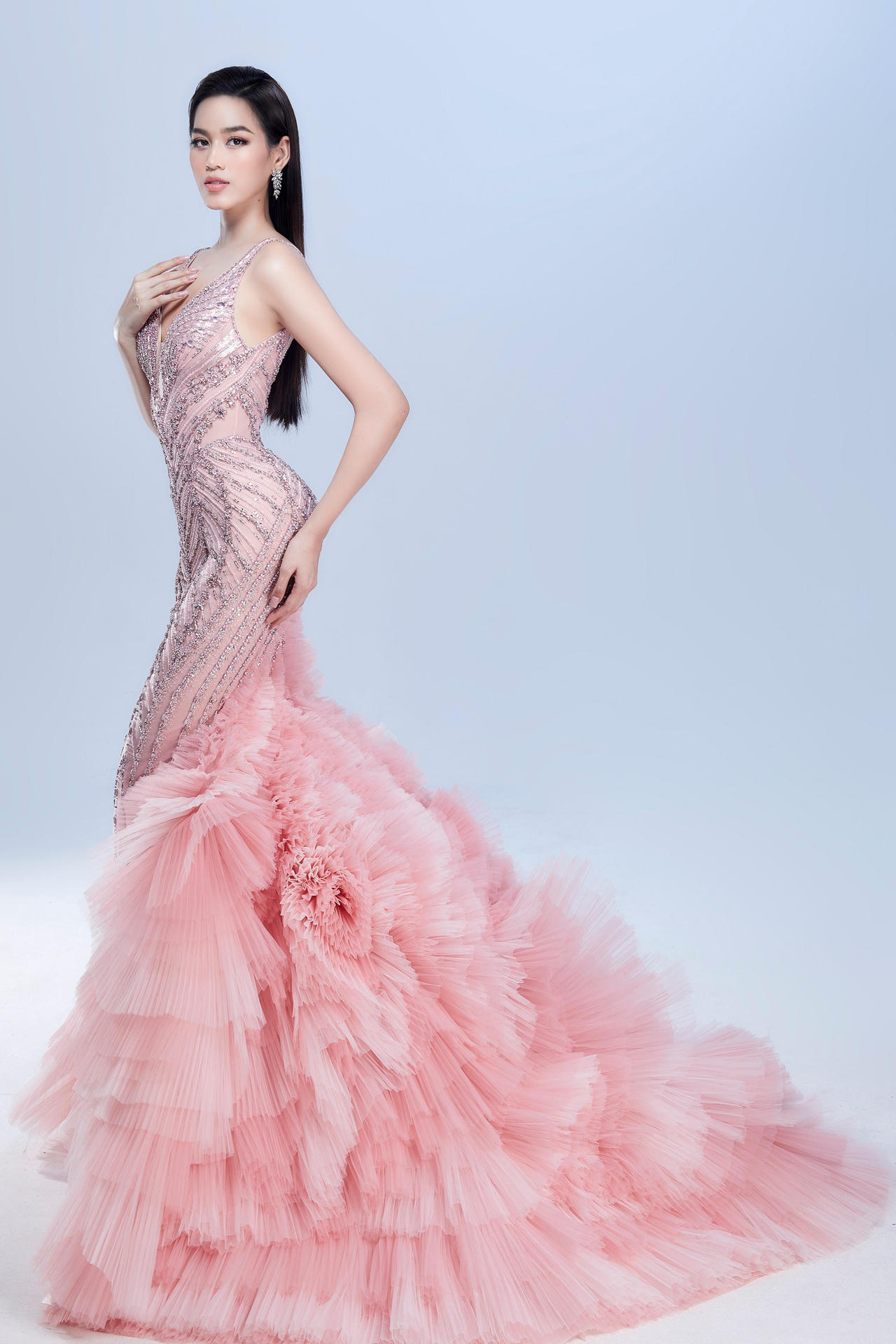 Hoa hậu Đỗ Thị Hà hé lộ trang phục mang đi “chinh chiến” Miss World 2021