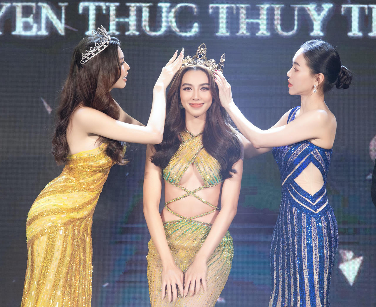Thùy Tiên diện đầm gợi cảm, chính thức nhận vương miện Miss Grand International