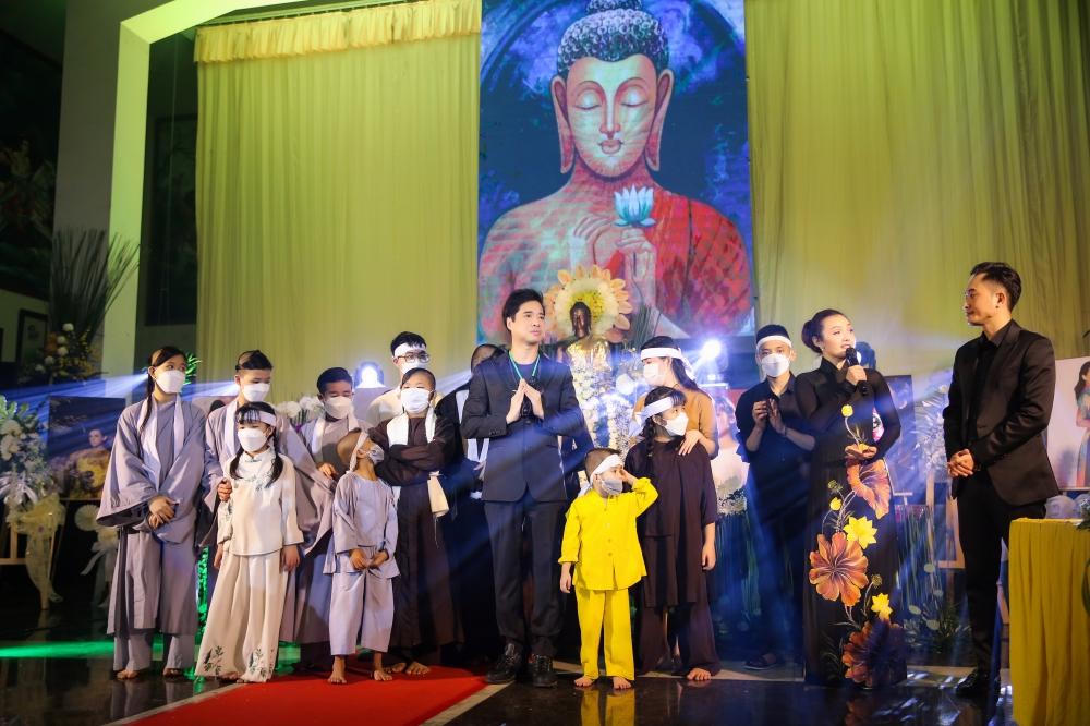  Ngọc Sơn đội khăn tang, lần đầu “gặp lại” mẹ trong lễ hạ huyệt gây xúc động