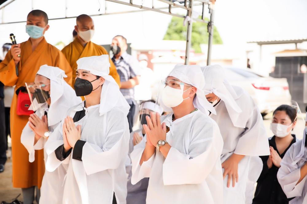  Ngọc Sơn đội khăn tang, lần đầu “gặp lại” mẹ trong lễ hạ huyệt gây xúc động