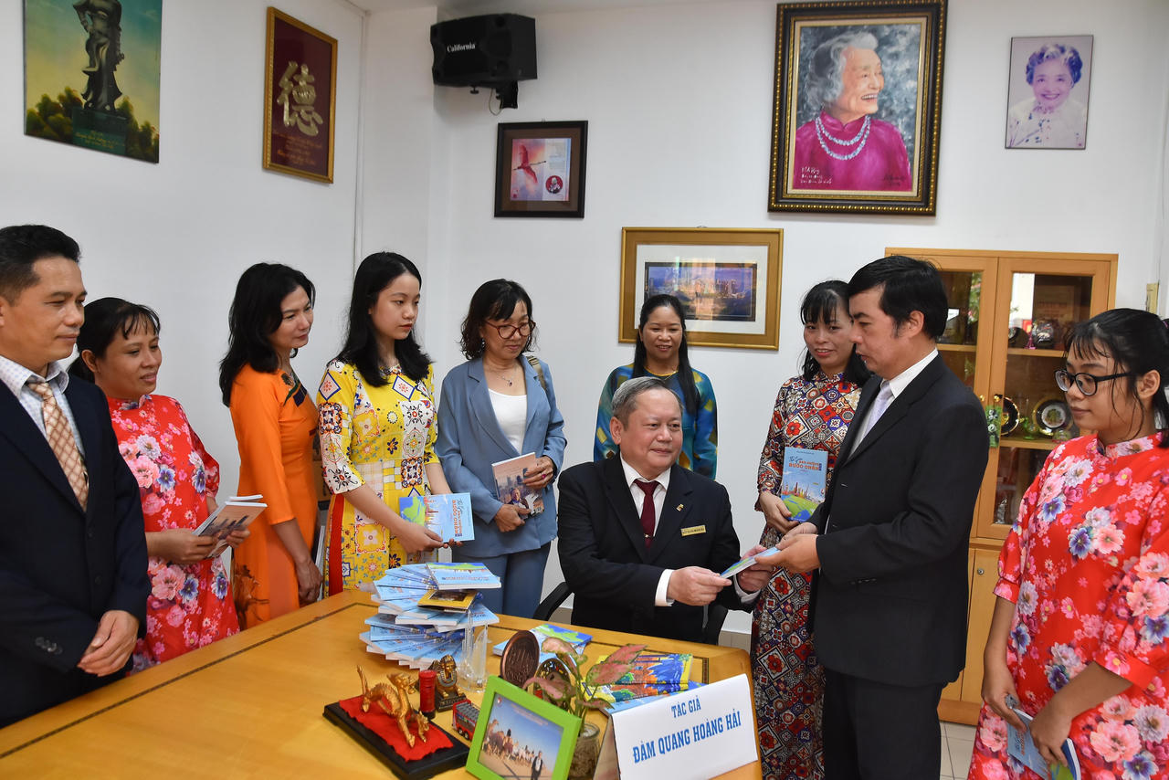 Ra mắt sách “Thế giới sau những bước chân du ký”