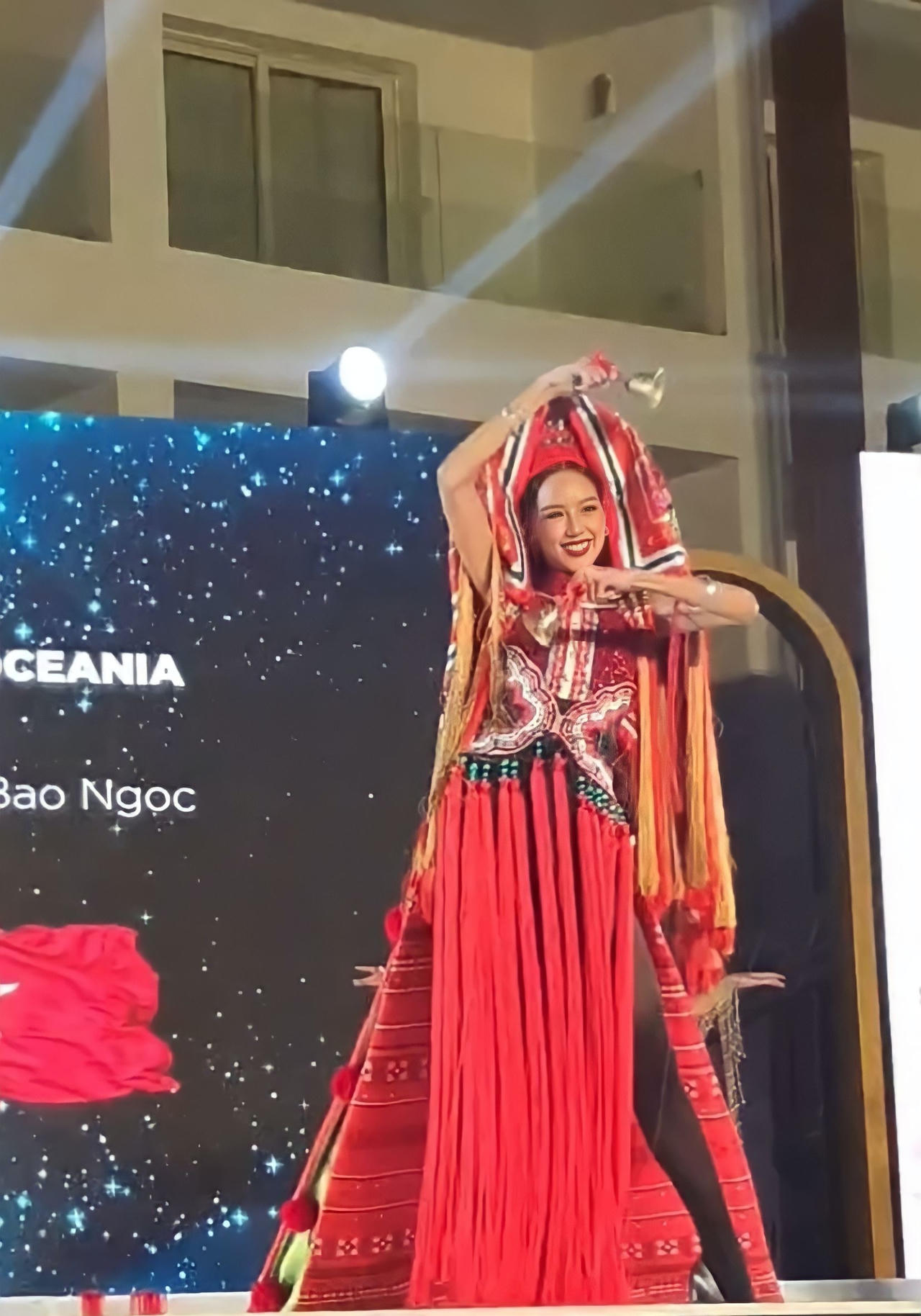 Trang phục dân tộc dự thi của Bảo Ngọc tại Hoa hậu Liên lục địa 