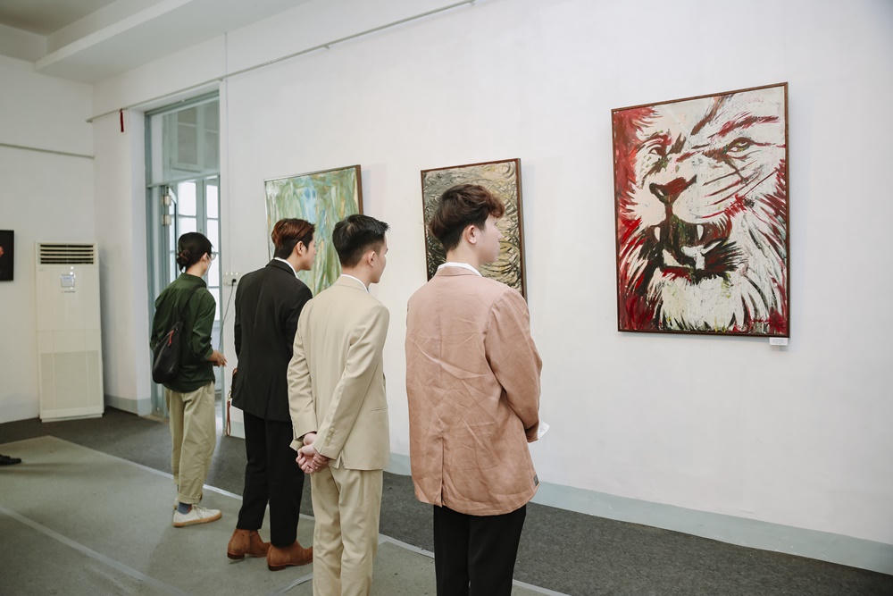 Họa sĩ vẽ tranh trình diễn đầu tiên tại Việt Nam mở triển lãm cá nhân