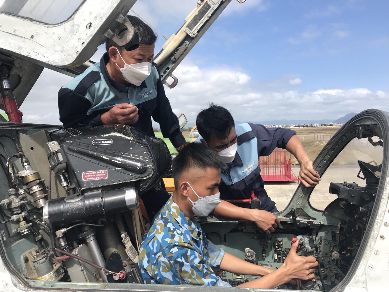 Người thầy mặc áo lính nâng cánh ước mơ làm chủ bầu trời 