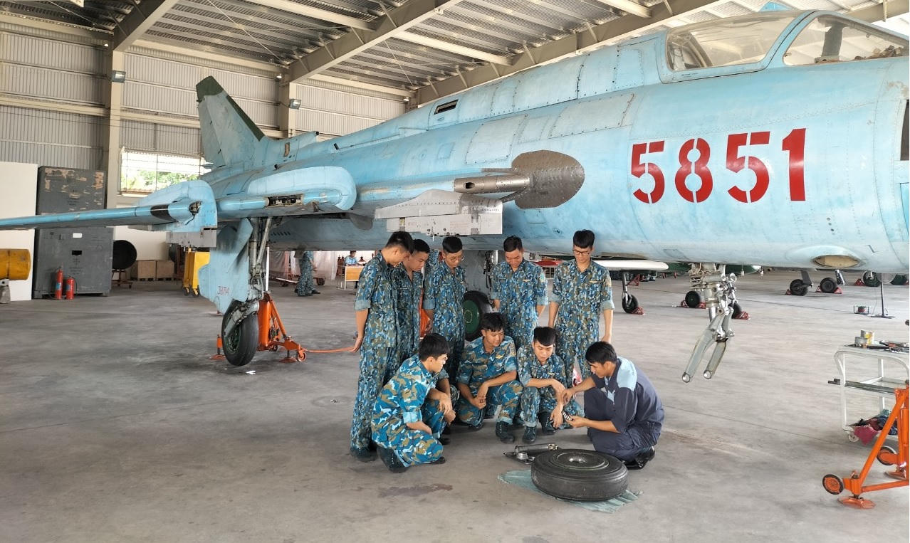 Người thầy mặc áo lính nâng cánh ước mơ làm chủ bầu trời 