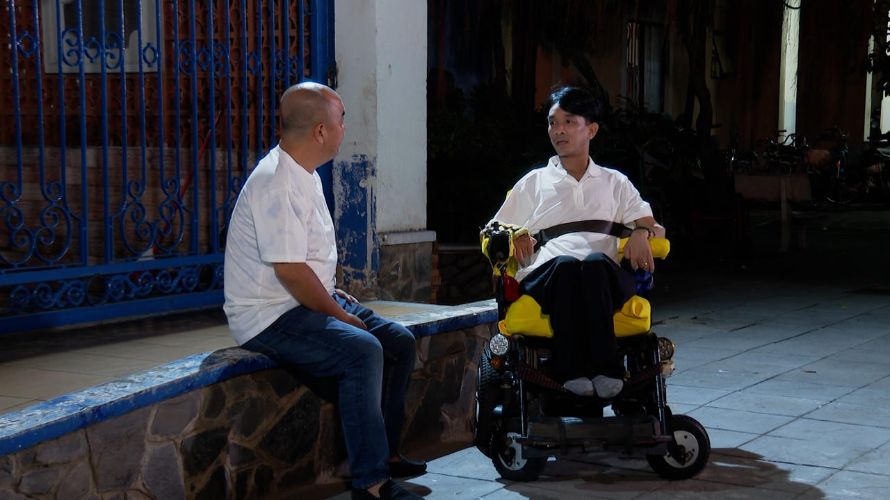 Hành trình vượt cửa tử và chuyện tình cổ tích của “thầy giáo xe lăn” 