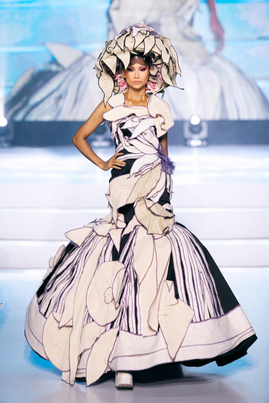 Tuyết Lê nhận giải thưởng nhà thiết kế của năm 