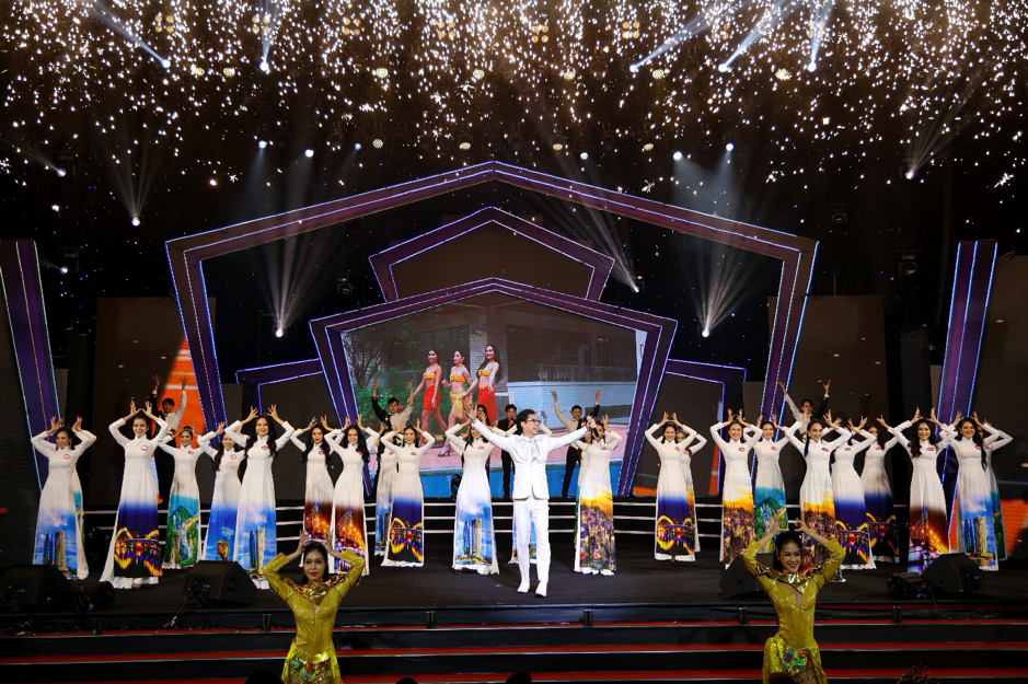 Nhan sắc, học vấn của nữ sinh 18 tuổi đăng quang Hoa hậu Việt Nam Thời đại 2022