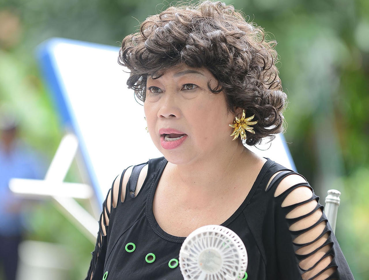 Phi Phụng nhớ lại quá khứ nhắc tuồng, làm thủ quỹ bị mất tiền phải nghỉ việc 