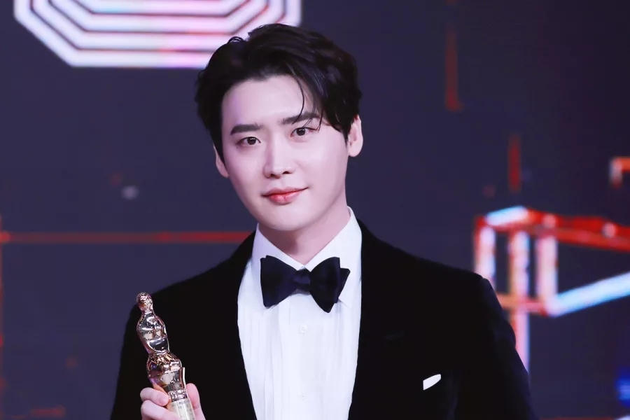 Lee Jong Suk hẹn hò “em gái quốc dân” IU