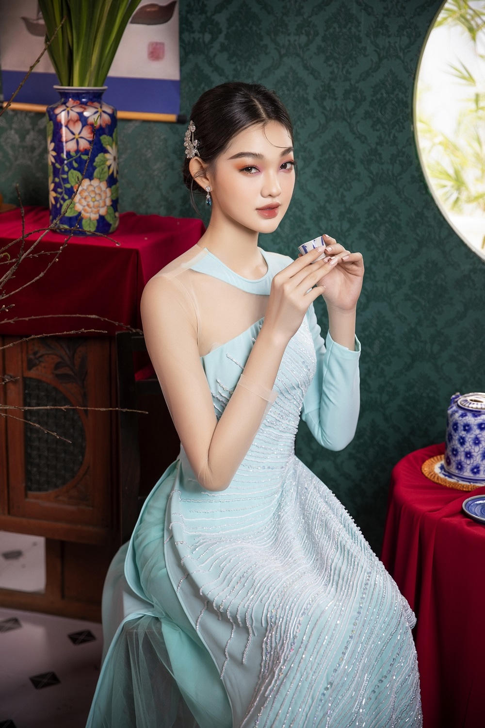 Cẩm Đan, Bé Quyên quyến rũ trong trang phục truyền thống.