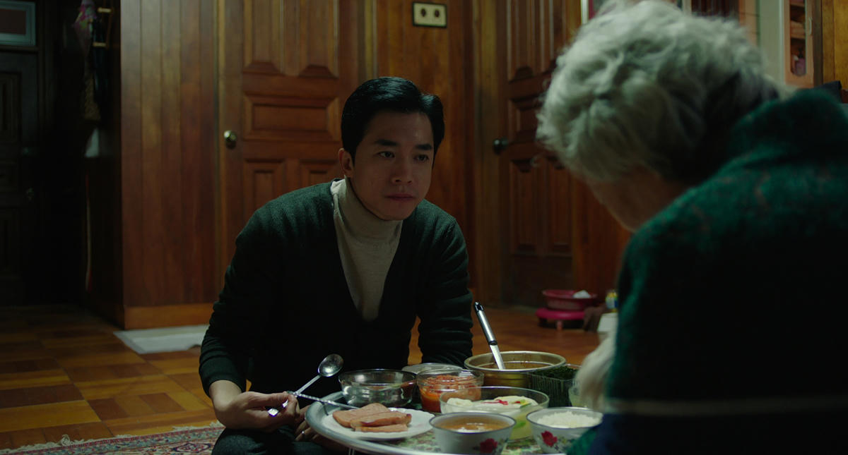 “Hãy chăm sóc mẹ”: Lời nhắc nhở những người con hiện đại về tình mẫu tử