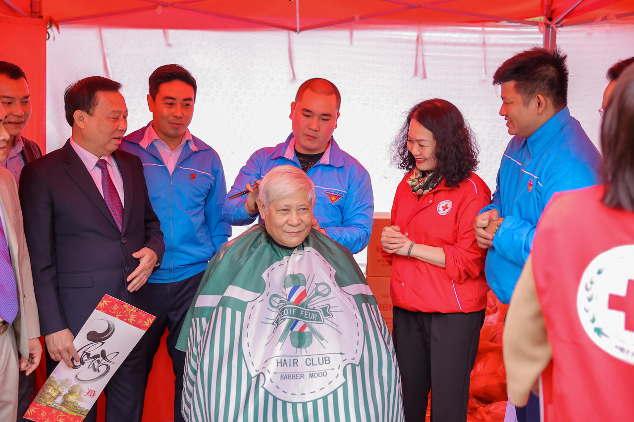 “Chợ Tết 0 đồng”: Sự kiện ý nghĩa giúp người nghèo đón Tết ấm no 