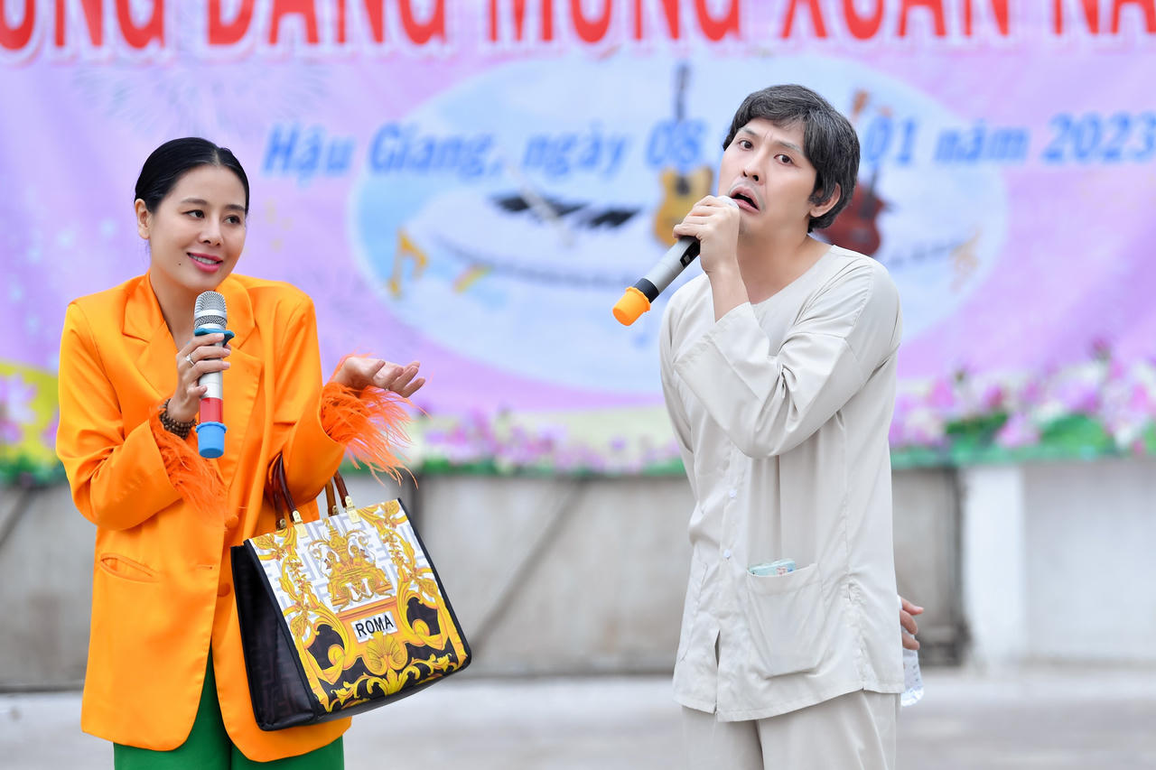 Đàm Vĩnh Hưng và các nghệ sỹ biểu diễn trong trại giam 