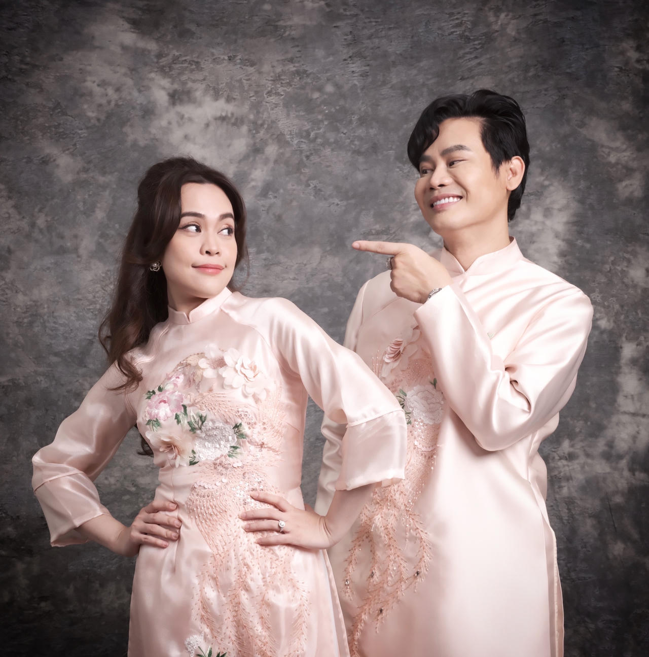 Bộ ảnh Tết 2023 của 3 thế hệ nhà MC Hồng Phúc