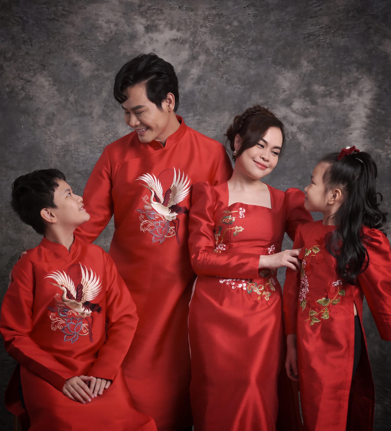 Bộ ảnh Tết 2023 của 3 thế hệ nhà MC Hồng Phúc