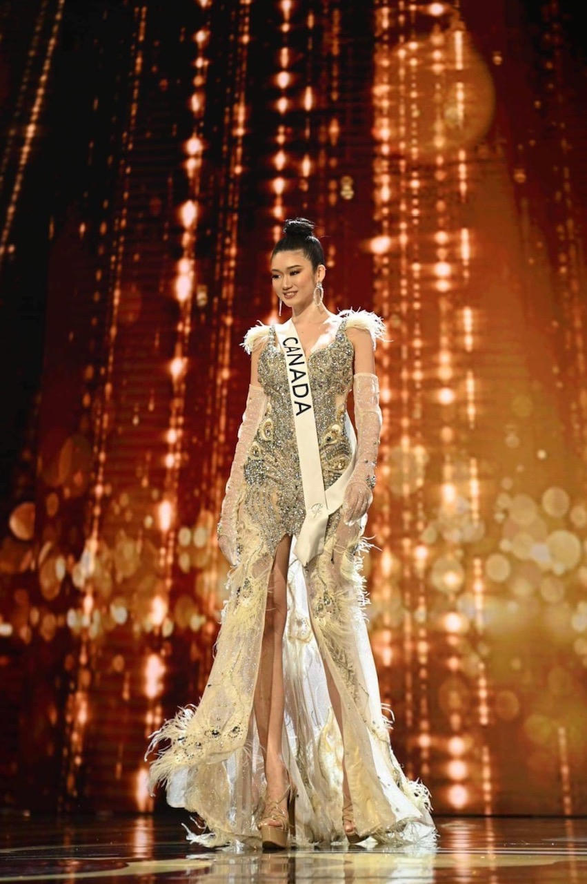Hoa hậu Hoàn vũ Canada diện váy của nhà thiết kế Việt