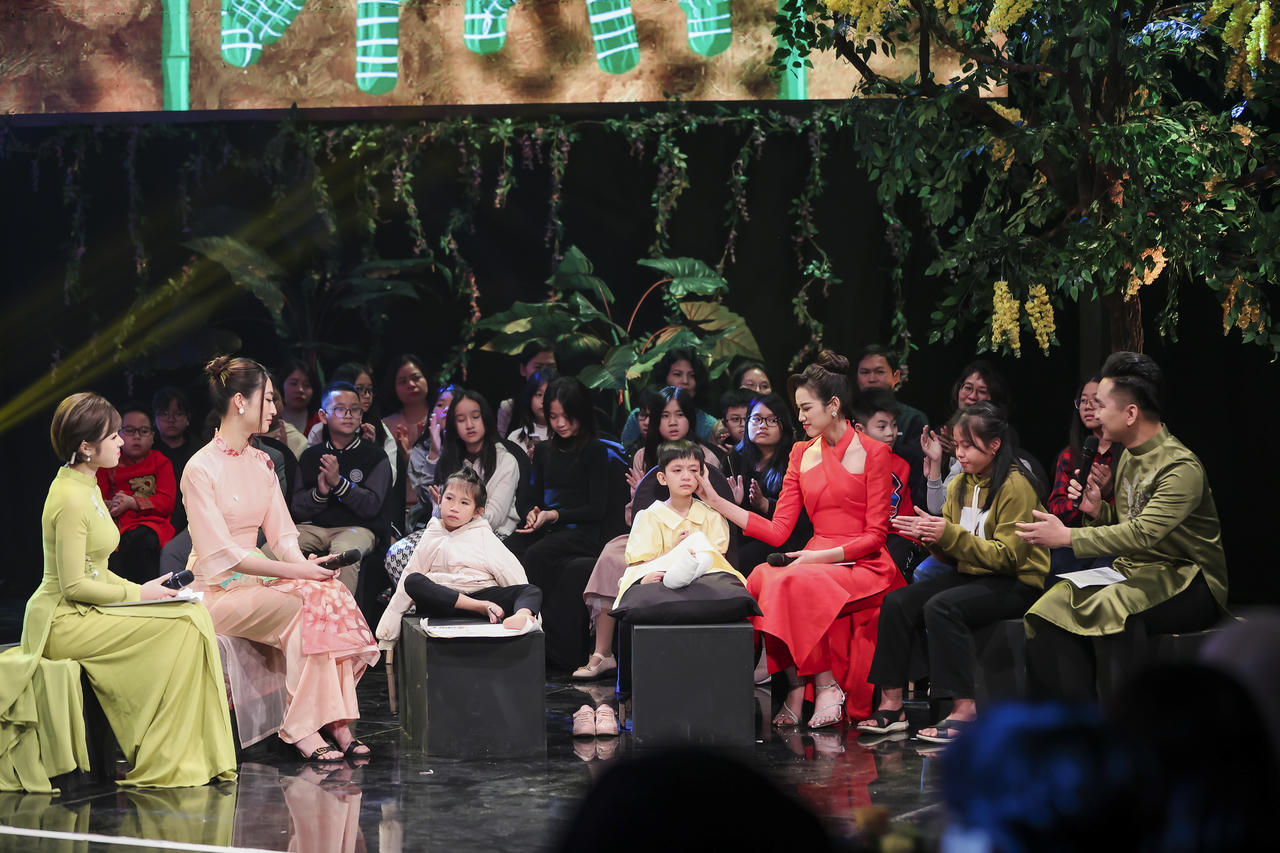 Lương Thùy Linh tặng nhà tình thương dịp cuối năm 