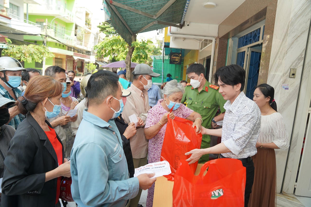 Đan Trường, Tiểu Vy, Ngọc Thảo chung tay giúp đỡ người nghèo dịp Tết